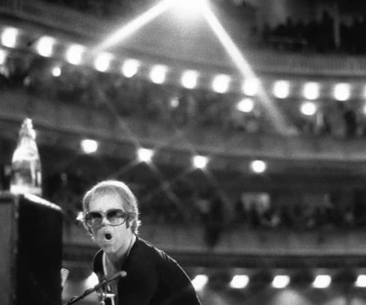 Elton John, Carnegie Hall, NYC. November 1972. <P>Image #: R-79  © Bob Gruen