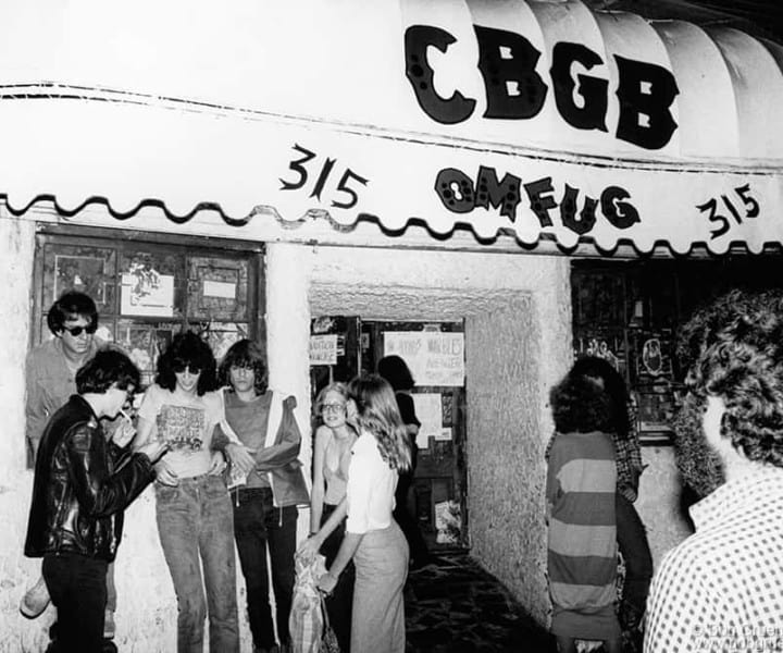 (L-R) Danny Fields, Joey Ramone and David Johansen, CBGB, NYC. August 1977. <P>Image #: R-460  © Bob Gruen