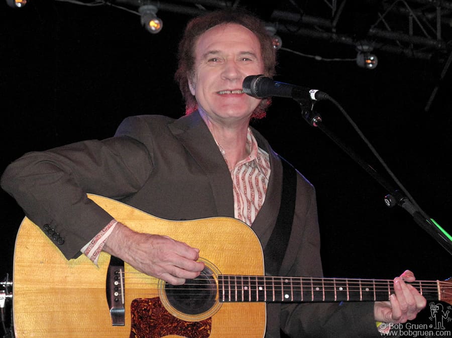 March 18 - Austin, TX - Over at La Zona Rosa Ray Davies sang and told stories to the audience and we all had a good time. 