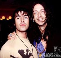 Liam Gallagher gets close to Chris Robinson.