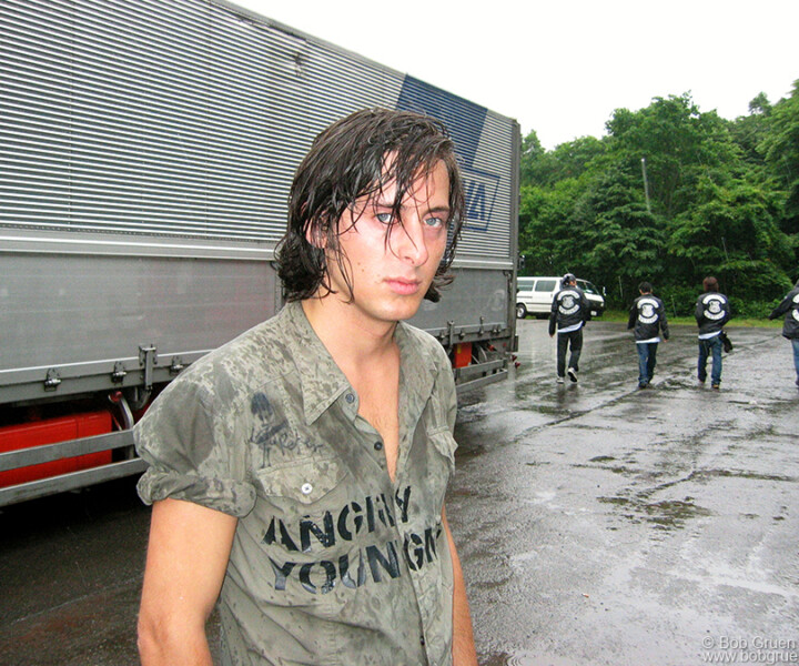 Carl Barât, Yuzawa, Niigata, Japan. July 2003. <P>Image #: FujiFest703_2003_4059 © Bob Gruen