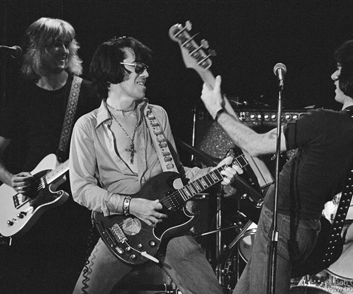 Link Wray and Robert Gordon's band, Bottom Line, NYC. August 1977. <P>Image #: RobertGordon877_7-11_1977 © Bob Gruen