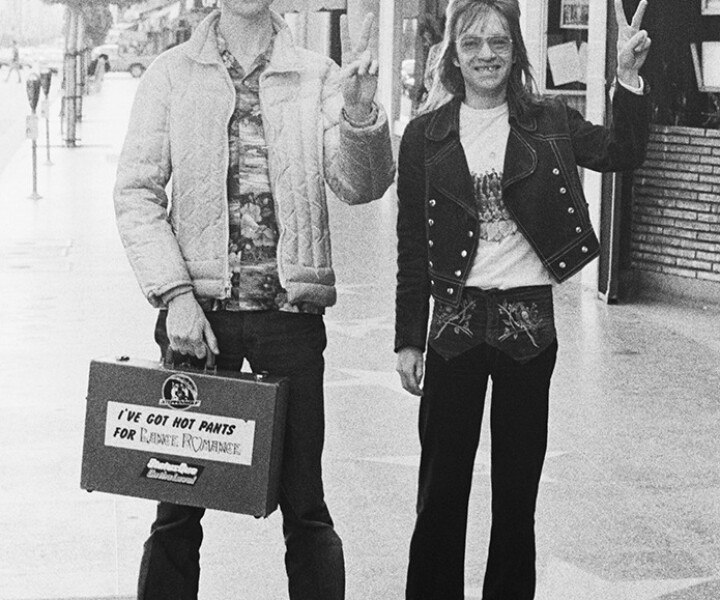 Kim Fowley and Rodney Bingenheimer, Los Angeles, CA. March 1975. <P>Image #: RodneyBingenheimer375_1-19a_1975 © Bob Gruen