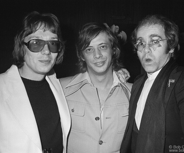 Chris Charlesworth, Ashley Pandel and Elton John, Ashley's, NYC. April 28, 1975. <P>Image #: ASH4_1-30_1975 © Bob Gruen