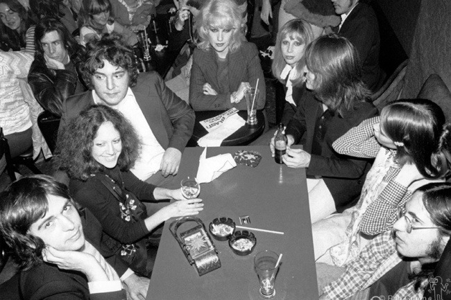 Peter Gabriel, Lisa Robinson, Legs McNeil, Rick Derringer and Cyrinda Foxe, NYC - 1976