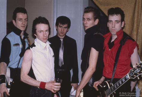 (L-R) Joe Strummer, Topper Headon of the Clash, Mickey Gallagher, Paul Simonon and Mick Jones of the Clash backstage during their tour of the USA. February 1979. Image #: Clash279_1979_41 © Bob Gruen Clash and Mickey Gallagher, USA - 1979