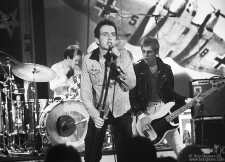 (L-R) Topper Headon, Joe Strummer and Paul Simonon of the Clash on stage in England. July 1978. Image #: Clash778_1-27_1978 © Bob Gruen Topper Headon, Joe Strummer and Paul Simonon, England - 1978