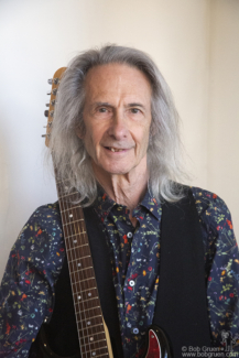 Lenny Kaye posing at the Westbeth Building in NYC. April 7, 2026. Image #: LennyKaye426_2026_8S1A1883 © Bob Gruen Lenny Kaye, NYC - 2026